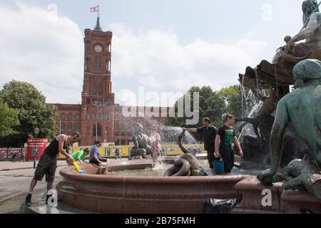 Wasserhungrige Teilnehmer der diesjährigen Wasserschlacht am Berliner Neptun Brunnen werden sich am 17.06.2018 bei Sommertemperaturen abkühlen. Eimer und große Wasserpistolen sind ideale Helfer, um sich gegenseitig zu benetzen. [Automatisierte Übersetzung] Stockfoto