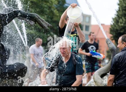 Wasserhungrige Teilnehmer der diesjährigen Wasserschlacht am Berliner Neptun Brunnen werden sich am 17.06.2018 bei Sommertemperaturen abkühlen. Eimer und große Wasserpistolen sind ideale Helfer, um sich gegenseitig zu benetzen. [Automatisierte Übersetzung] Stockfoto