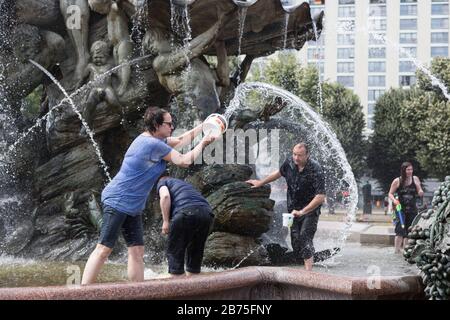 Wasserhungrige Teilnehmer der diesjährigen Wasserschlacht am Berliner Neptun Brunnen werden sich am 17.06.2018 bei Sommertemperaturen abkühlen. Eimer und große Wasserpistolen sind ideale Helfer, um sich gegenseitig zu benetzen. [Automatisierte Übersetzung] Stockfoto