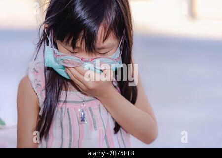 Portrait Asian Kind mit medizinischer Maske. Ein Mädchen, das Mundmaske gegen Luftverschmutzung trägt. Konzept der Corona-Virusquarantäne oder Kovid-19.Protecti Stockfoto