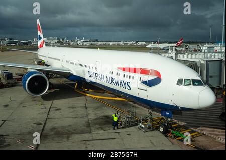 13.05.2018, Sydney, New South Wales, Australien - EIN Passagierflugzeug der British Airways ist an einem Flugsteig am Kingsford Smith International Airport in Sydney geparkt. BA ist Mitglied der one World Airline Alliance. [Automatisierte Übersetzung] Stockfoto