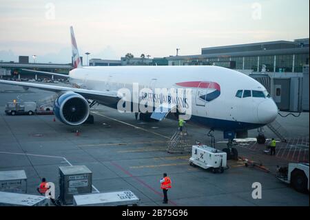 04.05.2018, Singapur, Republik Singapur, Asien - EIN Passagierflugzeug der British Airways ist an einem Flugsteig im Terminal 1 des Flughafens Singapur-Changi geparkt. BA ist Mitglied der one World Airline Alliance. [Automatisierte Übersetzung] Stockfoto