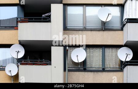 Blick auf ein Wohnhaus aus den 70er Jahren, auf einigen Balkonen sind Satellitenschüsseln für den TV-Empfang angebracht, am 03.05.2018 [automatisierte Übersetzung] Stockfoto
