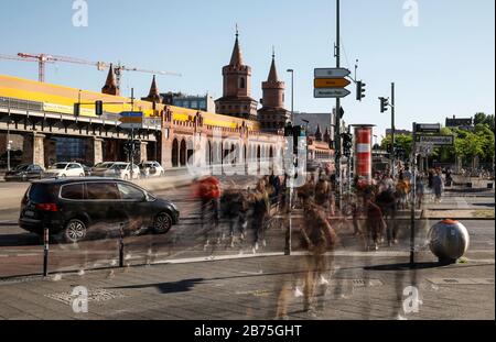 Eine lange Belichtungszeit zeigt eine umfahrende U-Bahn auf der Oberbaumbrücke und Menschen, die eine Straße überqueren, am 05.05.2018. [Automatisierte Übersetzung] Stockfoto