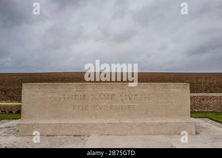 Britischer Militärfriedhof in der Nähe von Thiepaval aus der Schlacht an der Somme im Jahr 1916. "Ihr Name lebt für immer", ein Vers aus den Apokryphen, steht auf diesem sogenannten 'Stone of Remembrance', der in vielen britischen Soldatenfriedhöfen in Erinnerung an die Toten der beiden Weltkriege aufgestellt wurde. [Automatisierte Übersetzung] Stockfoto