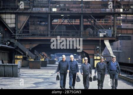 Schichtwechsel im Zoking Werk Zollverein, 17.11.1985. [Automatisierte Übersetzung] Stockfoto