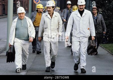 Schichtwechsel im Zoking Werk Zollverein, 17.11.1985. [Automatisierte Übersetzung] Stockfoto