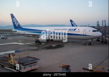 23.12.2017, Osaka, Japan, Asien - Passagierflugzeuge des ANA Parks auf dem Vorfeld des Kansai International Airport. ANA ist Mitglied der Star Alliance, einem internationalen Flugnetz. [Automatisierte Übersetzung] Stockfoto