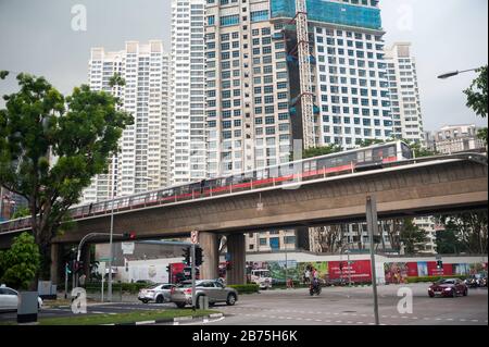 14.12.2017, Singapur, Republik Singapur, Asien - ein MRT-Stadtbahnsystem führt auf erhöhter Strecke durch ein Wohngebiet in Singapur. Im Hintergrund werden neue Mietshäuser gebaut. [Automatisierte Übersetzung] Stockfoto