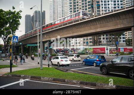 14.12.2017, Singapur, Republik Singapur, Asien - ein MRT-Stadtbahnsystem führt auf erhöhter Strecke durch ein Wohngebiet in Singapur. Im Hintergrund werden neue Mietshäuser gebaut. [Automatisierte Übersetzung] Stockfoto