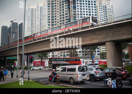 14.12.2017, Singapur, Republik Singapur, Asien - ein MRT-Stadtbahnsystem führt auf erhöhter Strecke durch ein Wohngebiet in Singapur. Im Hintergrund werden neue Mietshäuser gebaut. [Automatisierte Übersetzung] Stockfoto