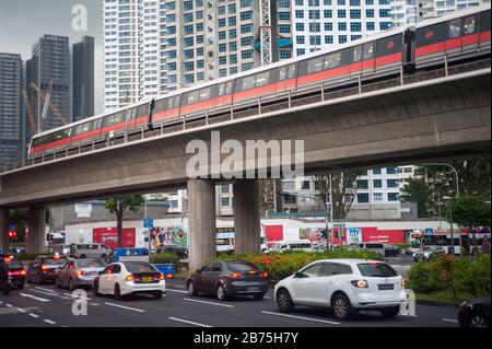 14.12.2017, Singapur, Republik Singapur, Asien - ein MRT-Stadtbahnsystem führt auf erhöhter Strecke durch ein Wohngebiet in Singapur. Im Hintergrund werden neue Mietshäuser gebaut. [Automatisierte Übersetzung] Stockfoto