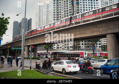 14.12.2017, Singapur, Republik Singapur, Asien - ein MRT-Stadtbahnsystem führt auf erhöhter Strecke durch ein Wohngebiet in Singapur. Im Hintergrund werden neue Mietshäuser gebaut. [Automatisierte Übersetzung] Stockfoto