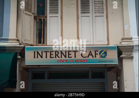 31.01.2018, Singapur, Republik Singapur, Asien - EIN geschlossenes Internetcafé im Singapur-Distrikt Little India. [Automatisierte Übersetzung] Stockfoto