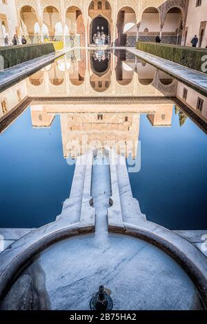 Das Myrte-Gericht in der maurischen Burg Alhambra in Granada, die seit 1984 zum UNESCO-Weltkulturerbe gehört. [Automatisierte Übersetzung] Stockfoto