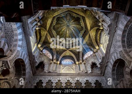 Kuppel in der Kathedrale von Cordoba, die bis zur Reconquista die Moschee der maurischen Machthaber in Spanien war. [Automatisierte Übersetzung] Stockfoto