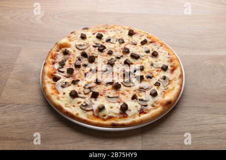Super erstklassige Pizza - Fleisch - Pilzpizze Stockfoto