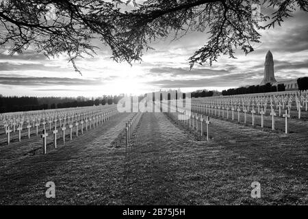 Militärfriedhof in Fort Douaumont aus der Schlacht um Verdun im Jahr 1916, im Hintergrund rechts der Douaumont Ossuary, wo die Knochen von über 130.000 nicht identifizierten französischen und deutschen Soldaten aufbewahrt werden. [Automatisierte Übersetzung] Stockfoto