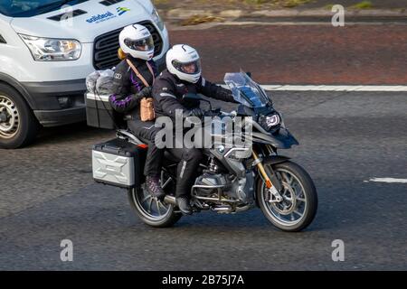 Silberner BMW Motorradfahrer; Fahrzeugverkehr, Zweiradtransport, moderne Fahrzeuge, Motorräder, Fahrzeug, Straßen, Motorradfahrer, die auf der Autobahn M6 in Chorley, Großbritannien fahren Stockfoto