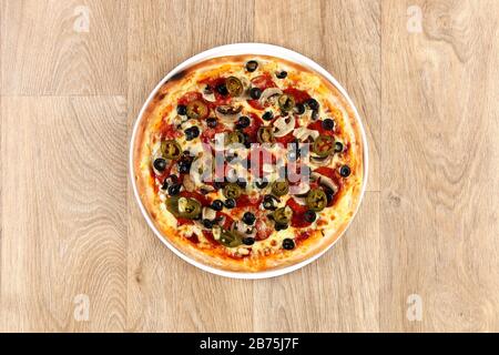 Super erstklassige Pizza - Fleisch - Pepperoni Pizza Stockfoto
