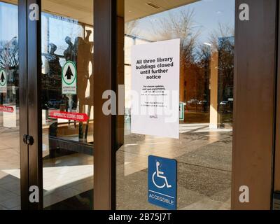 Oak Park, Illinois, USA. März 2020. Alle drei Bibliotheksgebäude in diesem westlichen Vorort von Chicago sind bis auf weiteres geschlossen und treffen Vorkehrungen gegen Coronavirus/COVID-19. Die Schulen im Oak Park sind ebenfalls geschlossen, und Kirchen und Synagogenbauten haben ihre Gottesdienste gestrichen. Stockfoto