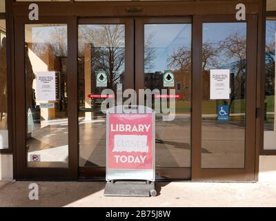 Oak Park, Illinois, USA. März 2020. Alle drei Bibliotheksgebäude in diesem westlichen Vorort von Chicago sind bis auf weiteres geschlossen und treffen Vorkehrungen gegen Coronavirus/COVID-19. Die Schulen im Oak Park sind ebenfalls geschlossen, und Kirchen und Synagogenbauten haben ihre Gottesdienste gestrichen. Stockfoto