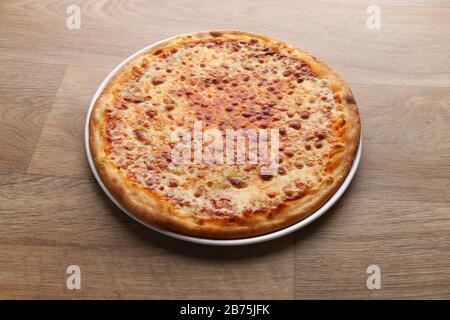 Käsepizzen auf Holzgrund mischen Stockfoto