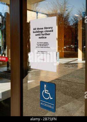 Oak Park, Illinois, USA. März 2020. Alle drei Bibliotheksgebäude in diesem westlichen Vorort von Chicago sind bis auf weiteres geschlossen und treffen Vorkehrungen gegen Coronavirus/COVID-19. Die Schulen im Oak Park sind ebenfalls geschlossen, und Kirchen und Synagogenbauten haben ihre Gottesdienste gestrichen. Stockfoto