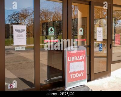 Oak Park, Illinois, USA. März 2020. Alle drei Bibliotheksgebäude in diesem westlichen Vorort von Chicago sind bis auf weiteres geschlossen und treffen Vorkehrungen gegen Coronavirus/COVID-19. Die Schulen im Oak Park sind ebenfalls geschlossen, und Kirchen und Synagogenbauten haben ihre Gottesdienste gestrichen. Stockfoto