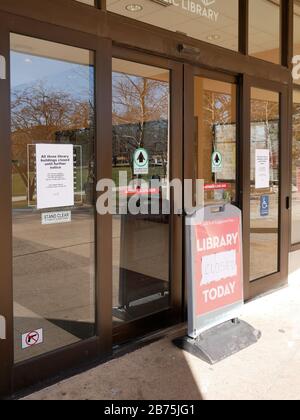 Oak Park, Illinois, USA. März 2020. Alle drei Bibliotheksgebäude in diesem westlichen Vorort von Chicago sind bis auf weiteres geschlossen und treffen Vorkehrungen gegen Coronavirus/COVID-19. Die Schulen im Oak Park sind ebenfalls geschlossen, und Kirchen und Synagogenbauten haben ihre Gottesdienste gestrichen. Stockfoto