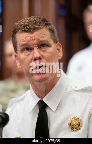 Texas, USA. März 2020. Texas Emergency Management Director Nim Kidd spricht nach TX Gov mit der Presse. Greg Abbott erklärte auf einer Pressekonferenz im Kapitol in Austin eine "Katastrophenkatastrophe" als texanische Klammern für einen Ansturm von Coronavirus-Fällen, während die Vereinigten Staaten weiterhin gegen die Verbreitung des Virus kämpfen. Credit: Bob Daemmrich/Alamy Live News Stockfoto