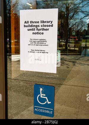 Oak Park, Illinois, USA. März 2020. Alle drei Bibliotheksgebäude in diesem westlichen Vorort von Chicago sind bis auf weiteres geschlossen und treffen Vorkehrungen gegen Coronavirus/COVID-19. Die Schulen im Oak Park sind ebenfalls geschlossen, und Kirchen und Synagogenbauten haben ihre Gottesdienste gestrichen. Stockfoto