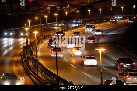 Schwerverkehr zur Hauptverkehrszeit auf der AUTOBAHN A 100 in Berlin. [Automatisierte Übersetzung] Stockfoto