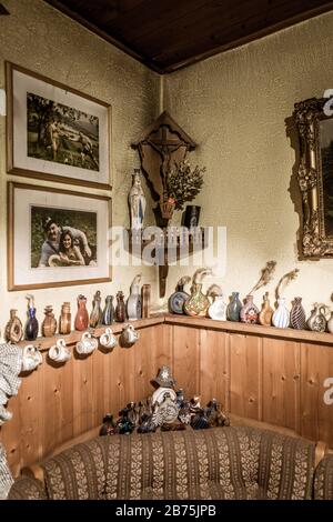 Im Wohnzimmer von Xaver Multerer ('Schnupfer Xare'), Schnupfer, aus Lohberg, Lohberghütten (Bayerischer Wald) werden verschiedene Schnupftabakflaschen im Raum drapiert. Schmalzler, eine bayerische Schnupfspezialität, wird typischerweise in solchen Flaschen aufbewahrt. [Automatisierte Übersetzung] Stockfoto