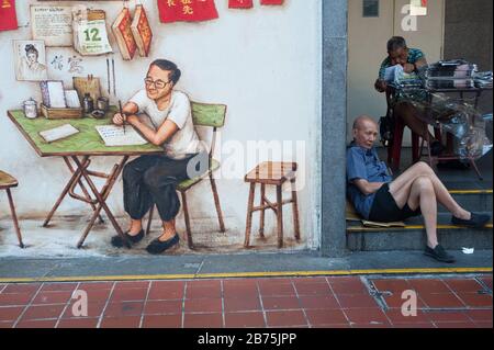 12.02.2018, Singapur, Republik Singapur, Asien - EIN Wandbild eines traditionellen Briefschreibers im singapurischen Chinatown-Viertel. Das Bild wurde von dem Künstler Yip Yew Chong gemacht. [Automatisierte Übersetzung] Stockfoto