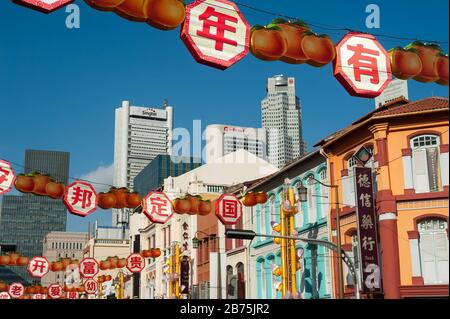 12.02.2018, Singapur, Republik Singapur, Asien - jährliche Straßendekoration für das chinesische Neujahr entlang der South Bridge Road im Singapur-Viertel Chinatown. [Automatisierte Übersetzung] Stockfoto