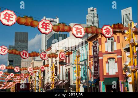 12.02.2018, Singapur, Republik Singapur, Asien - jährliche Straßendekoration für das chinesische Neujahr entlang der South Bridge Road im Singapur-Viertel Chinatown. [Automatisierte Übersetzung] Stockfoto