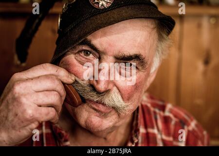 Xaver Multerer ('Schnupfer Xare'), Schnupfer, in seinem Haus in Lohberg, Lohberghütten (Bayerischer Wald) [automatisierte Übersetzung] Stockfoto