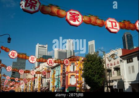 12.02.2018, Singapur, Republik Singapur, Asien - jährliche Straßendekoration für das chinesische Neujahr entlang der South Bridge Road im Singapur-Viertel Chinatown. [Automatisierte Übersetzung] Stockfoto