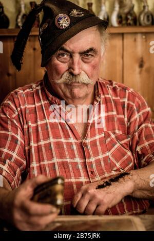 Xaver Multerer ('Schnupfer Xare'), Schnupfer, in seinem Haus in Lohberg, Lohberghütten (Bayerischer Wald) [automatisierte Übersetzung] Stockfoto