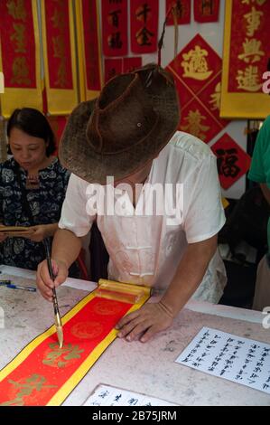 03.02.2018, Singapur, Republik Singapur, Asien - EIN Geschäft im Chinatown-Viertel in Singapur verkauft Banner und Schriftrollen mit individuellen Glückwünschen und Segnungen für das kommende chinesische Neujahr in Form von handgebürsteter Kalligraphie. [Automatisierte Übersetzung] Stockfoto