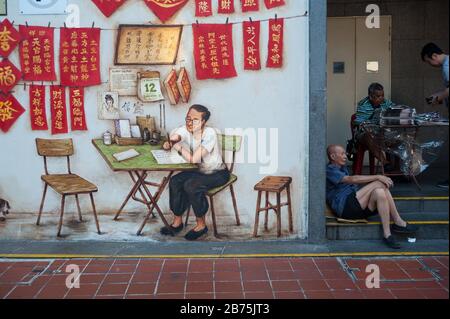 12.02.2018, Singapur, Republik Singapur, Asien - EIN Wandbild eines traditionellen Briefschreibers im singapurischen Chinatown-Viertel. Das Bild wurde von dem Künstler Yip Yew Chong gemacht. [Automatisierte Übersetzung] Stockfoto