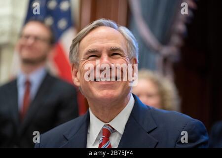 Texas, USA. März 2020. Texas Reg. Greg Abbott erklärt während einer Pressekonferenz in seinem Kapitolbüro in Austin eine "Katastrophenkatastrophe" im Staat als texanische Klammern für einen Ansturm von Coronavirus-Fällen.Später am Tag erklärte der Präsident Donald Trump einen nationalen Notfall, während die Vereinigten Staaten weiterhin gegen die Verbreitung des Virus kämpfen. Credit: Bob Daemmrich/Alamy Live News Stockfoto