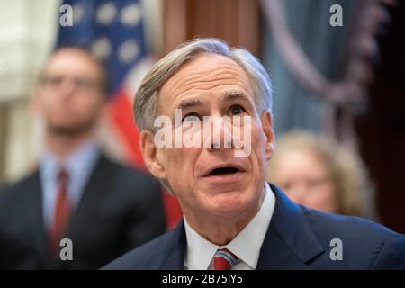 Texas, USA. März 2020. Texas Reg. Greg Abbott erklärt während einer Pressekonferenz in seinem Kapitolbüro in Austin eine "Katastrophenkatastrophe" im Staat als texanische Klammern für einen Ansturm von Coronavirus-Fällen.Später am Tag erklärte der Präsident Donald Trump einen nationalen Notfall, während die Vereinigten Staaten weiterhin gegen die Verbreitung des Virus kämpfen. Credit: Bob Daemmrich/Alamy Live News Stockfoto