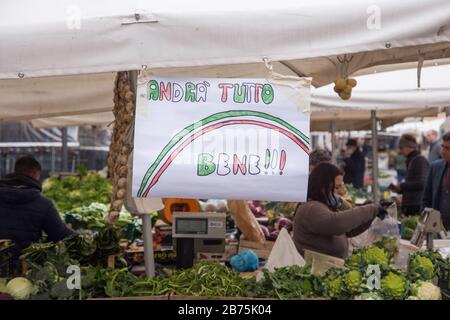 Roma, Italien. März 2020. "andrà Tutto Bene" (alles wird in Ordnung sein) Banner auf dem Campo de Fiori Markt in Rom nach dem italienischen Gesetzesdekret vom 11. März 2020 (Foto von Matteo Nardone/Pacific Press/Sipa USA) Kredit: SIPA USA/Alamy Live News Stockfoto