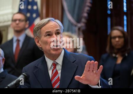 Texas, USA. März 2020. Texas Reg. Greg Abbott erklärt während einer Pressekonferenz in seinem Kapitolbüro in Austin eine "Katastrophenkatastrophe" im Staat als texanische Klammern für einen Ansturm von Coronavirus-Fällen.Später am Tag erklärte der Präsident Donald Trump einen nationalen Notfall, während die Vereinigten Staaten weiterhin gegen die Verbreitung des Virus kämpfen. Credit: Bob Daemmrich/Alamy Live News Stockfoto