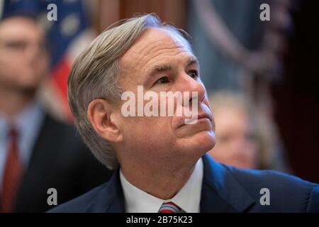 Texas, USA. März 2020. Texas Reg. Greg Abbott erklärt während einer Pressekonferenz in seinem Kapitolbüro in Austin eine "Katastrophenkatastrophe" im Staat als texanische Klammern für einen Ansturm von Coronavirus-Fällen.Später am Tag erklärte der Präsident Donald Trump einen nationalen Notfall, während die Vereinigten Staaten weiterhin gegen die Verbreitung des Virus kämpfen. Credit: Bob Daemmrich/Alamy Live News Stockfoto