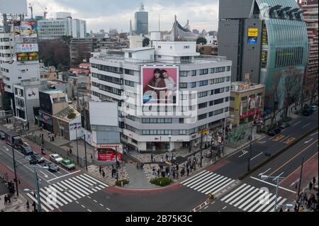 31.12.2017, Tokio, Japan, Asien - BLICK vom Tokyu Plaza Omotesando Einkaufszentrum auf eine Straßenkreuzung im Tokioter Stadtteil Harajuku. [Automatisierte Übersetzung] Stockfoto