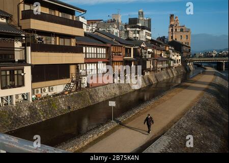 26.12.2017, Kyoto, Japan, Asien - EIN Mann geht am frühen Morgen an den Ufern des Kamo-Flusses in Kyoto entlang. [Automatisierte Übersetzung] Stockfoto