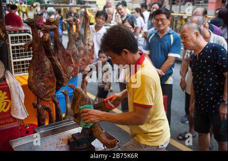 27.01.2018, Singapur, Republik Singapur, Asien - gepökelte Schinken und andere Fleischprodukte werden in einem Geschäft im singapurischen Chinatown-Viertel zum Verkauf angeboten. [Automatisierte Übersetzung] Stockfoto